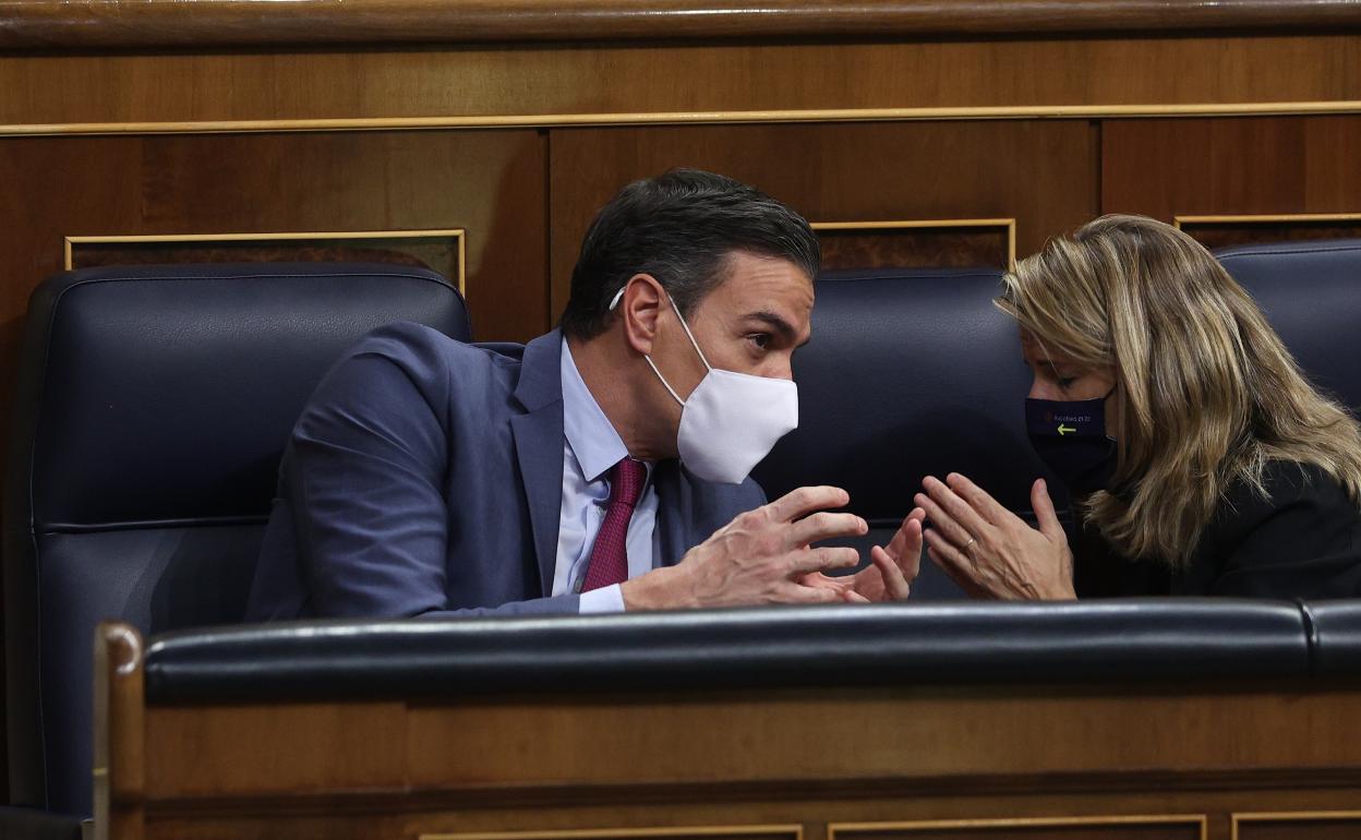 Pedro Sánchez, presidente del Gobierno, y la vicepresidenta Yolanda Díaz 