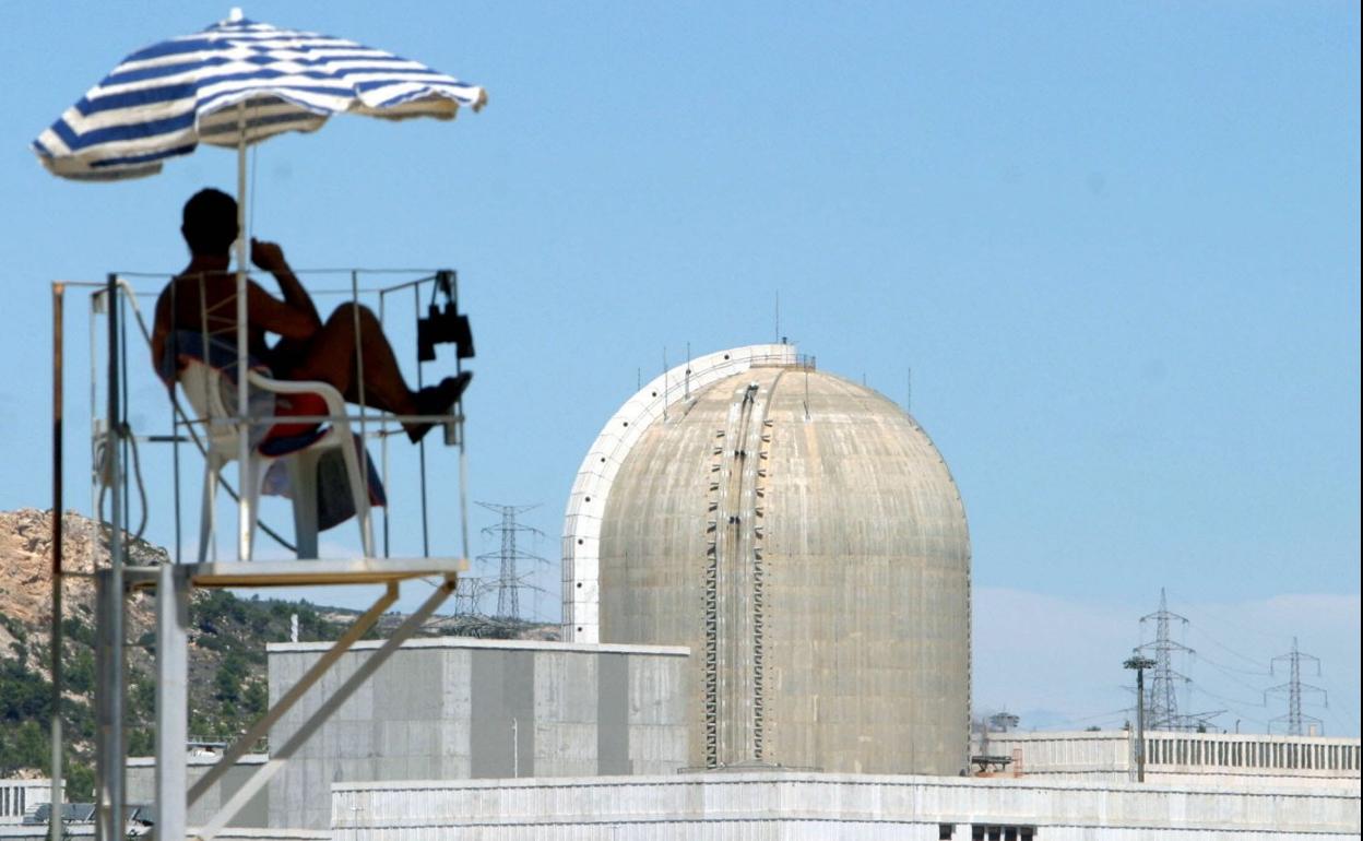 Un socorrista vigila la playa próxima a la central nuclear de Vandellós II, en Tarragona. 