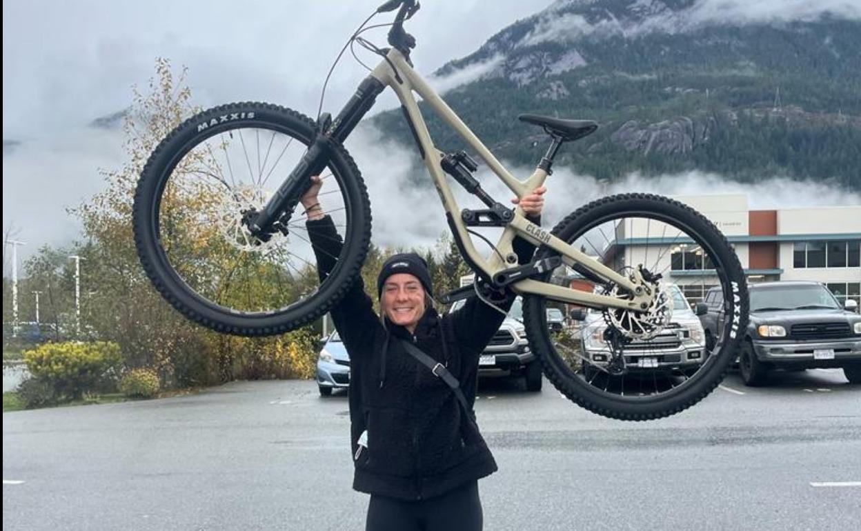 Yolanda Olavarrieta exhibe su bicicleta en Canadá. 