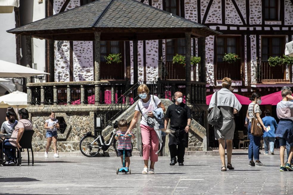 Varias personas pasean por Ezcaray en el primer día de obligatoriedad de uso de las mascarillas, en julio de 2020. 