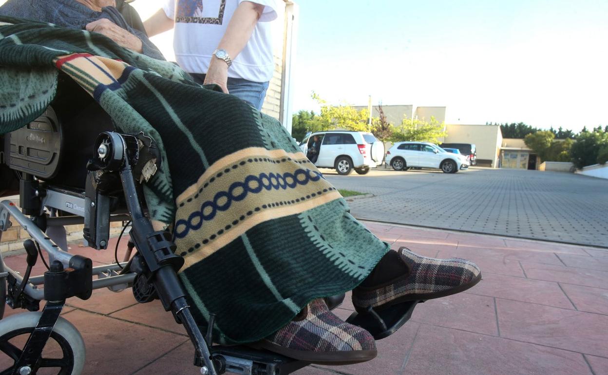 Un residente en un centro de mayores se airea a las puertas de un establecimiento de la capital riojana, en una imagen del pasado otoño. 
