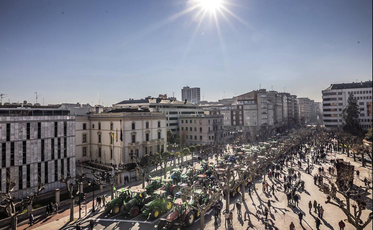 La 'riada' de tractores, llegando a mediodía a las puertas del Palacete de Gobierno. 