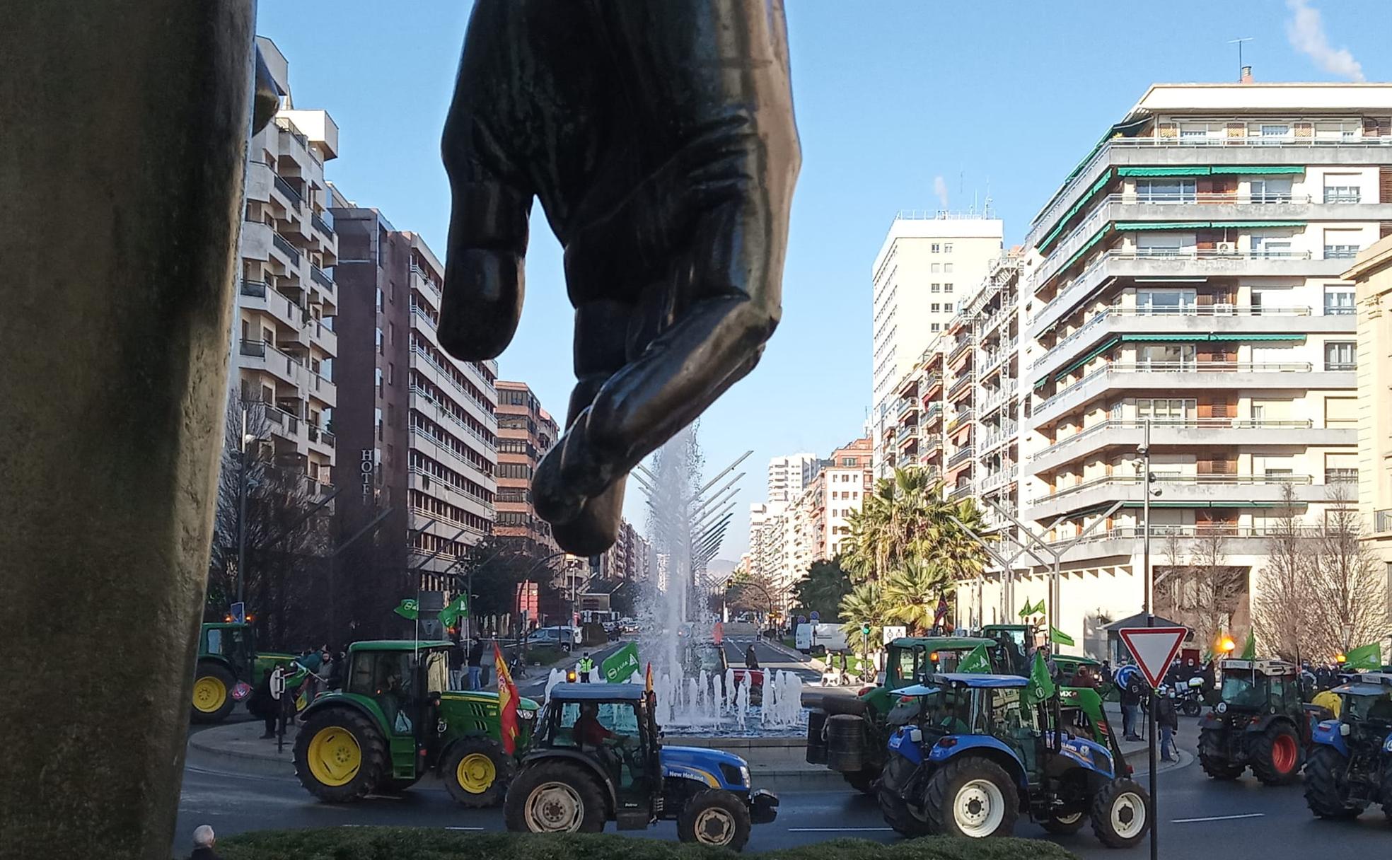 La manifestación a su paso por el Monumento al Labrador, en el centro de Logroño