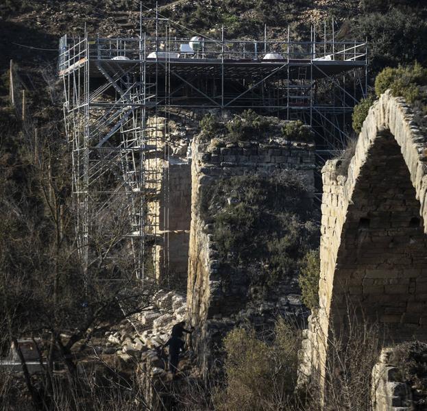 Trabajos en La Rioja vistos desde la orilla de Álava. 