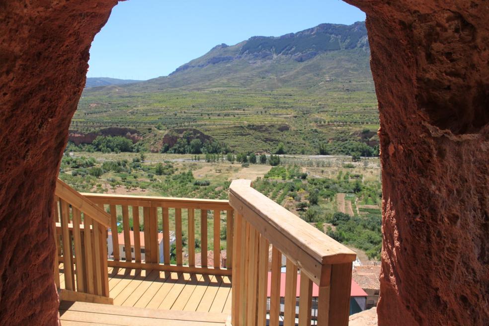 Desde la cueva del Ajedrezado de Santa Eulalia Somera, la escalera invita a escudriñar el valle del Cidacos. 