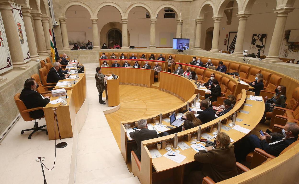 Imagen de archivo de un pleno del Parlamento riojano