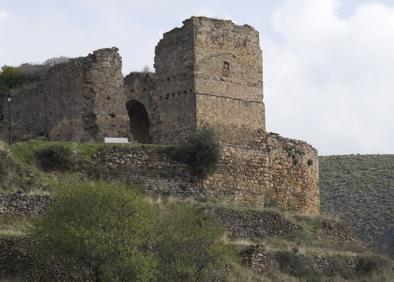 Imagen secundaria 1 - Villarroya. Las corralizas en el Carrascal son uno de sus atractivos. ADR / Muro de Aguas. Los restos de su castillo asoman al paisaje. ADR / Esther Rubio muestra la aplicación de la Ruta en su móvil. E.P.