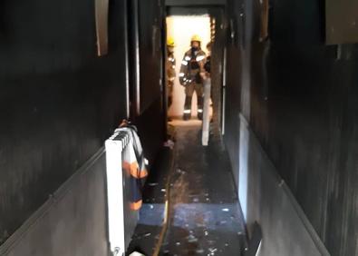 Imagen secundaria 1 - Tres policías, atendidos por inhalación de humo en el incendio de un piso en Logroño
