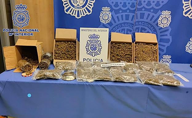 Imagen principal - Un agente en prácticas facilita la captura de dos traficantes de droga