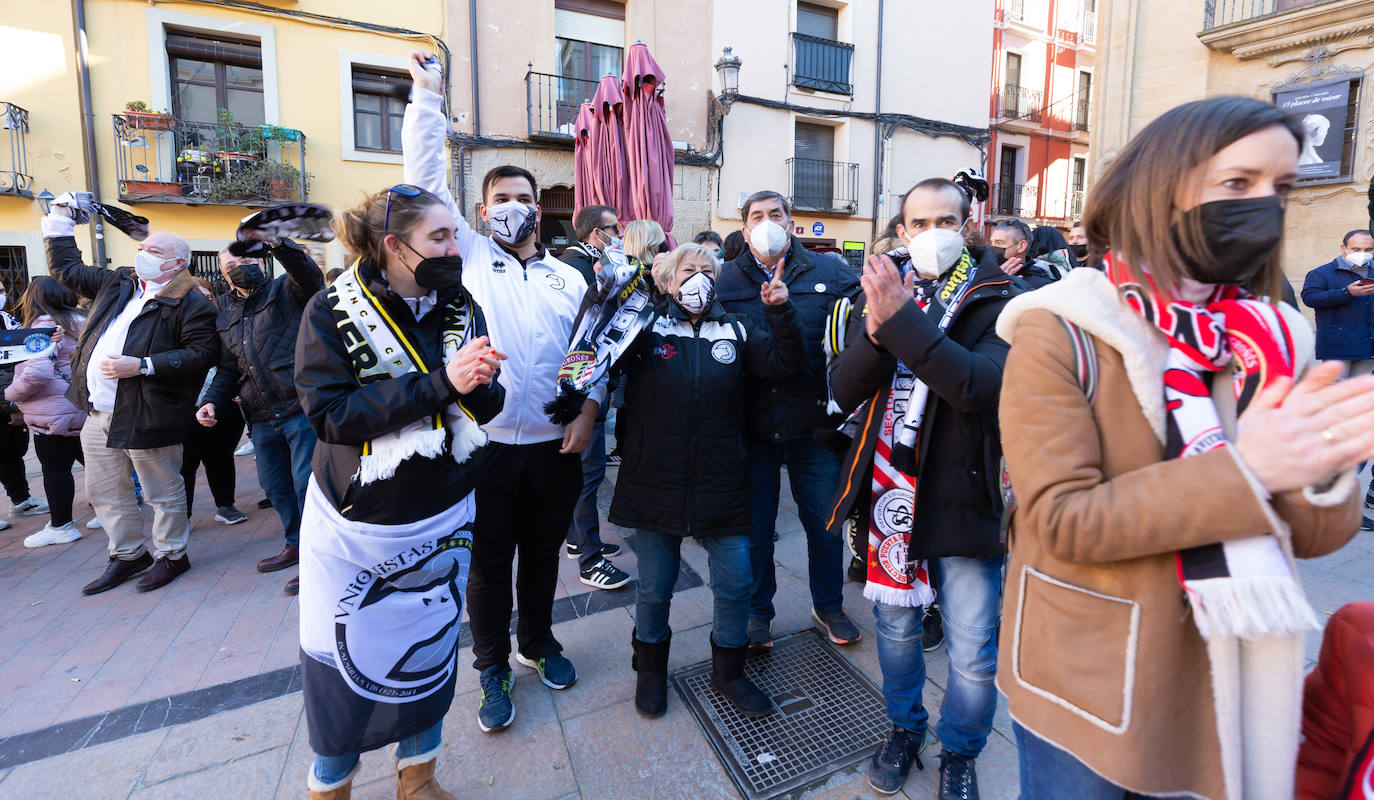 Fotos: La afición de la Sociedad Deportiva, de previa en La Laurel