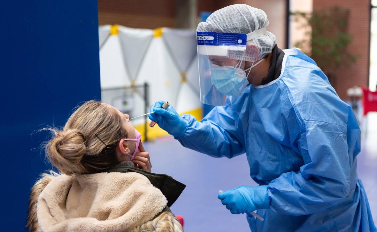 Una mujer se somete a una prueba para confirmar si padece COVID. 