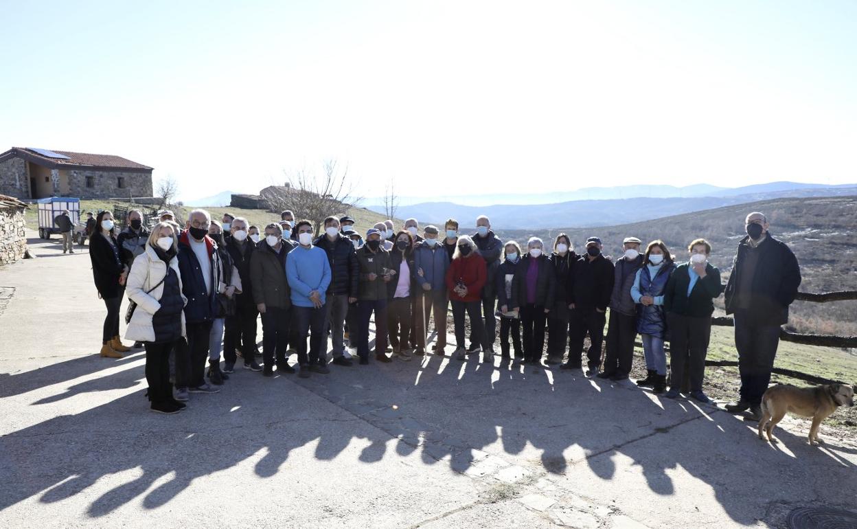 El equipo del Gobierno de La Rioja posa en Santa Engracia con vecinos y el alcalde del municipio. 