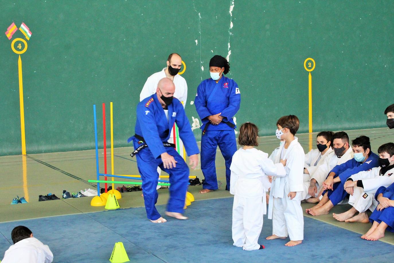 Fotos: Exhibición solidaria de judo en Lardero