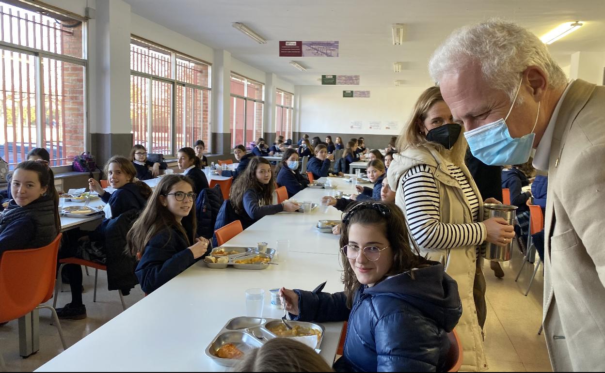 Hermoso, «gratamente sorprendido» tras su visita al colegio Alcaste