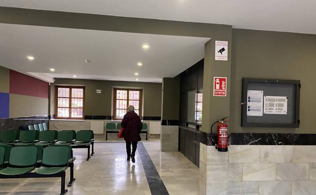 Imagen principal - Arriba, las nuevas instalaciones. Abajo, Ángela Castillo accede al autobús a Logroño y Andrea del Campo observa el cuadro con los horarios. 