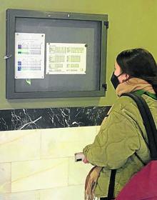 Imagen secundaria 2 - Arriba, las nuevas instalaciones. Abajo, Ángela Castillo accede al autobús a Logroño y Andrea del Campo observa el cuadro con los horarios. 