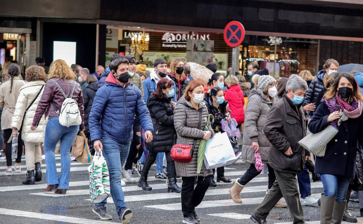 Viandantes en una calle comercial de Bilbao en las rebajas de enero. 