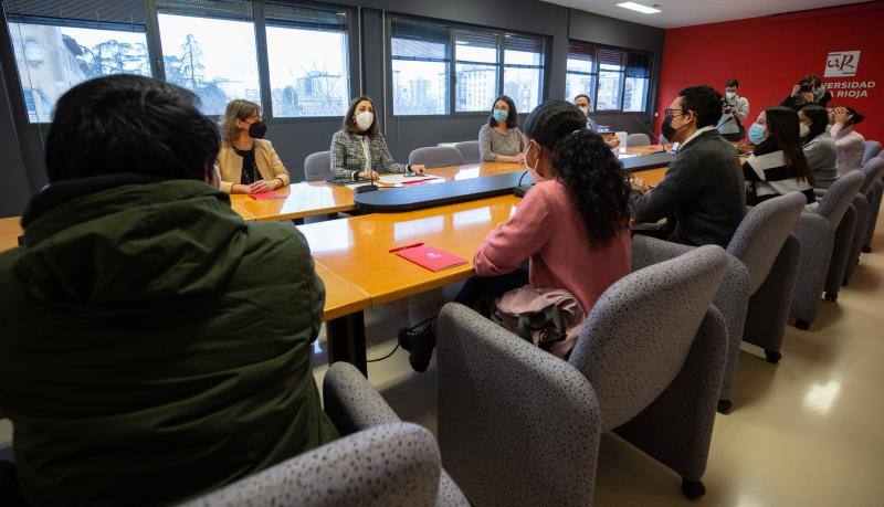 Un momento del encuentro con los alumnos en la sala de juntas del edificio de Rectorado. 