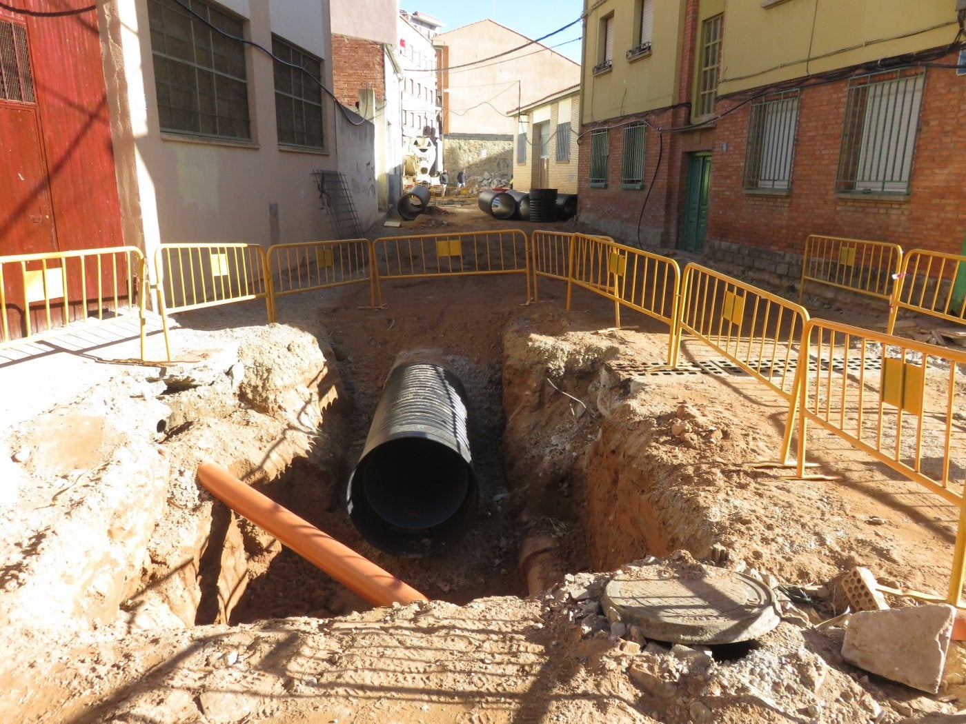 Los trabajos llevan semanas renovando las redes de abastecimiento en Manantial. 