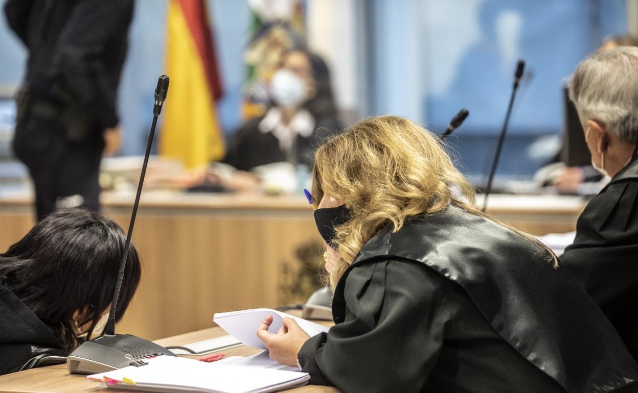 La acusada escucha las indicaciones de su letrada. 