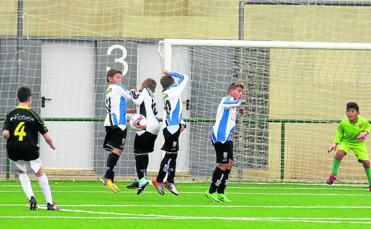 Imagen de uno de los partidos de la Escuela de Fútbol en el Torneo Internacional de 2017. 