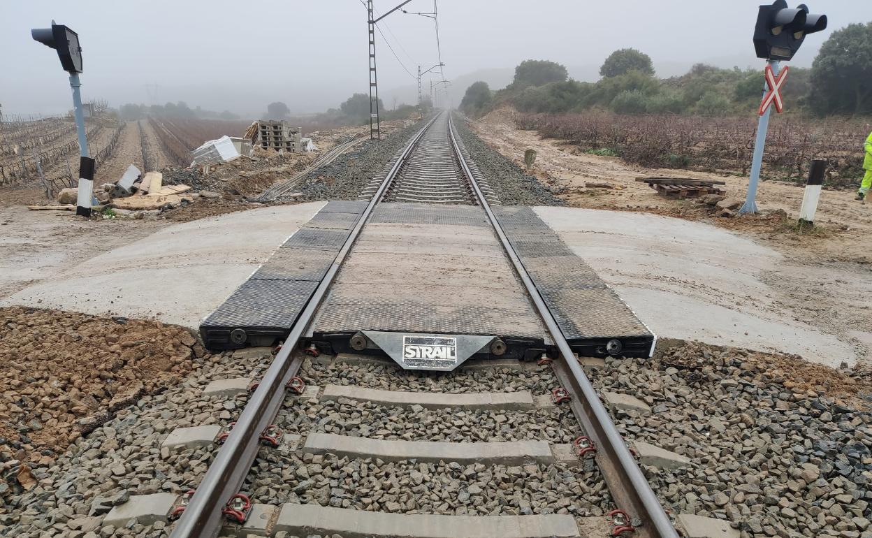 Adif invierte casi un millon para reparar la infraestructura ferroviaria de Logroño a Fuenmayor