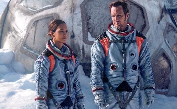 Halle Berry y Patrick Wilson en 'Moonfall'.