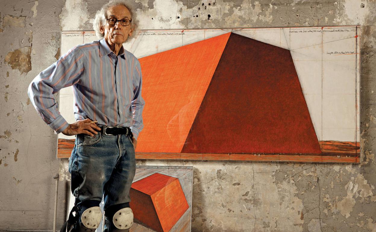 Christo, en 2012 con su gran proyecto en su estudio de Nueva York. 