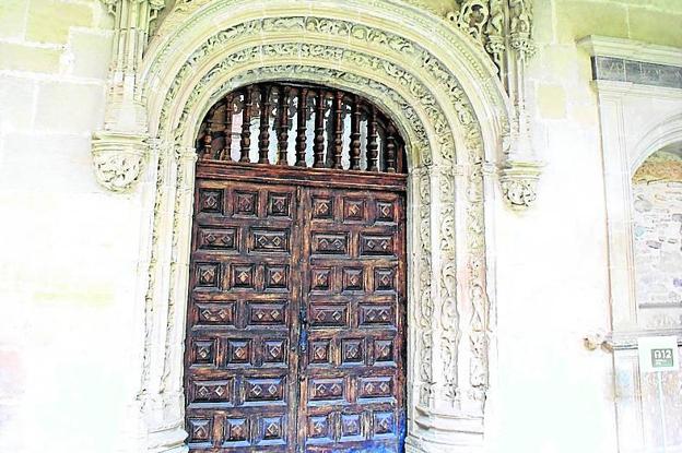 Puerta de los Reyes que da acceso a la sacristía monacal. 