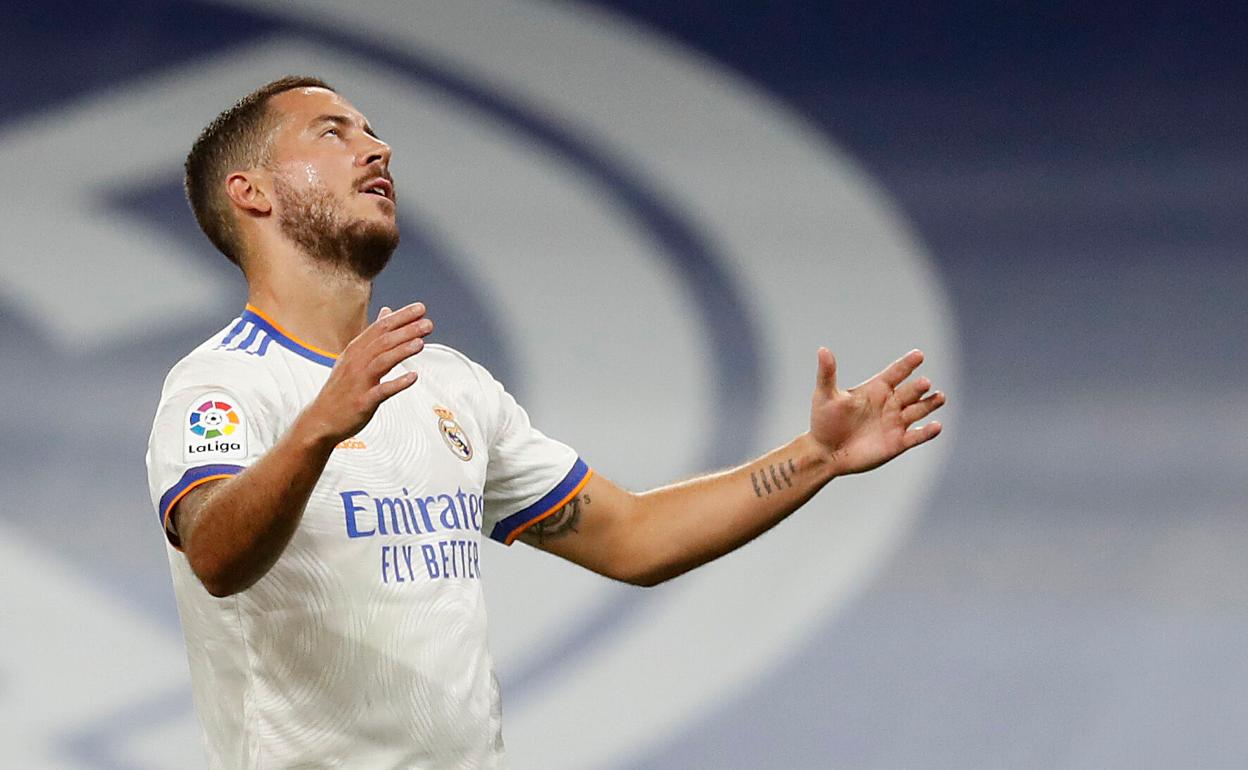 Hazard se lamenta durante un partido con el Madrid.