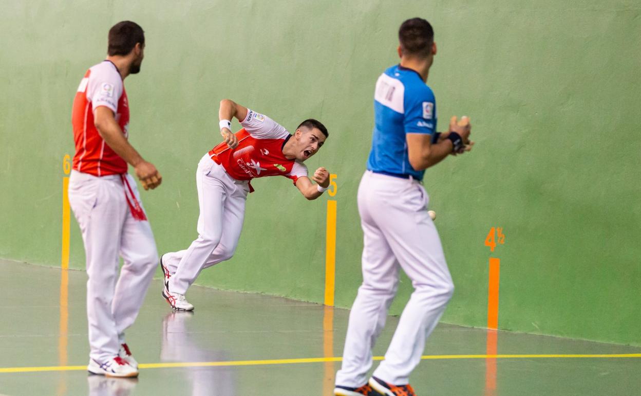 Salaverri recoge la pelota junto a la pared. 
