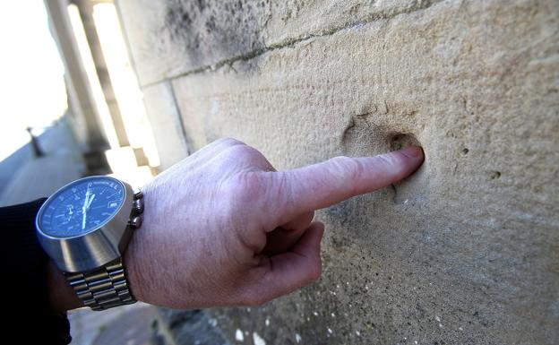 Detalle de la piedra de la tapia del cementerio con posibles impactos de bala de las ejecuciones. 