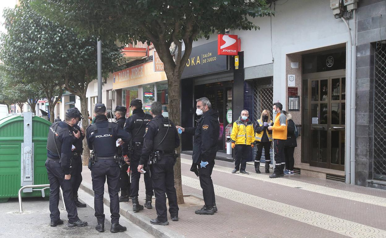 Un hombre se precipita al vacío desde un edificio de avenida Solidaridad y cae sobre una barrendera