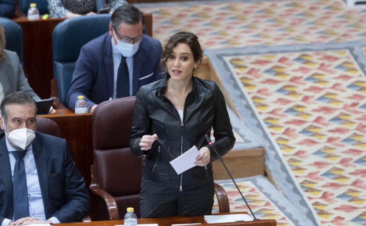 La presidenta de la Comunidad de Madrid, Isabel Díaz Ayuso, interviene en un pleno de la Asamblea de Madrid 