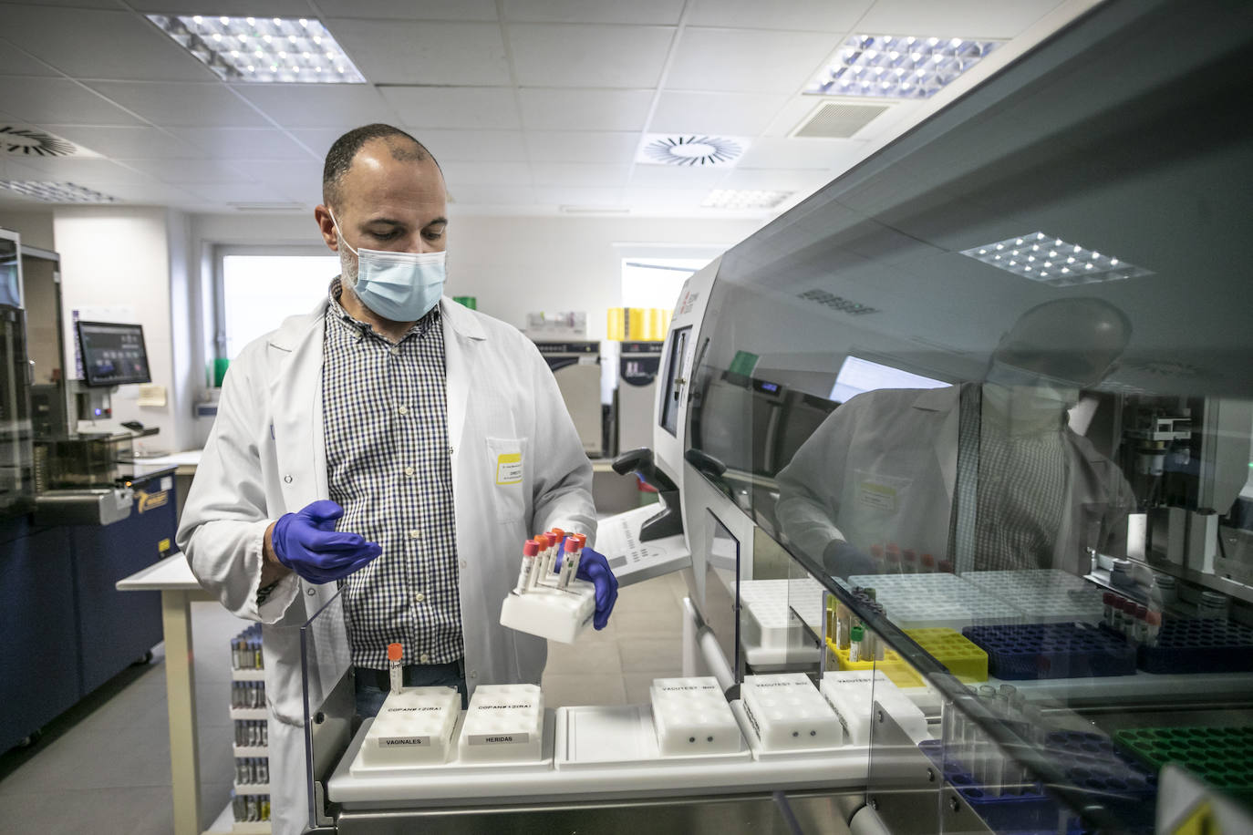 Fotos: Dentro del laboratorio de Microbiología del Hospital San Pedro