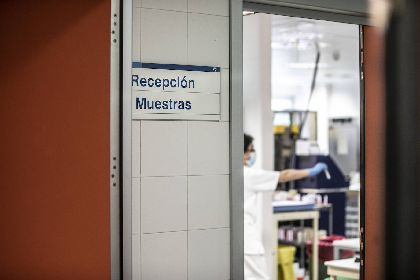 Fotos: Dentro del laboratorio de Microbiología del Hospital San Pedro