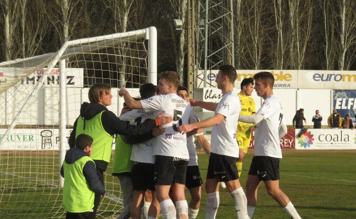 Los alfareños celebran el primer gol de Albín, que empujó el rechace a un disparo de Navajas. 