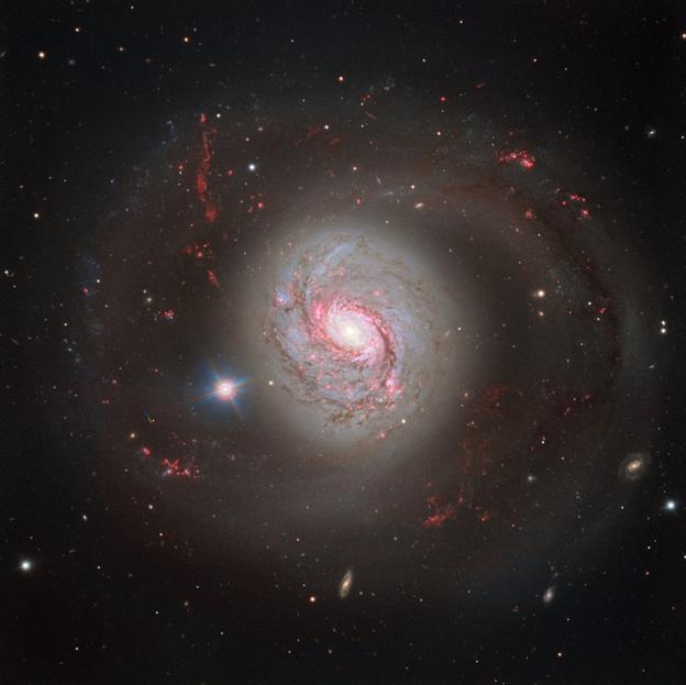 Imagen frontal de la galaxia espiral barrada Messier 77