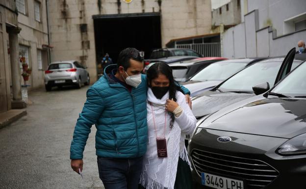 Imagen principal - Familiares de los marineros acuden a la armada. A la derecha, el Delegado del gobierno en Galicia, José Miñones.