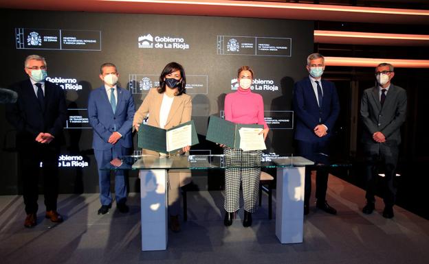 Andreu y Sánchez muestran los documentos tras firmarlos en Riojafórum. 