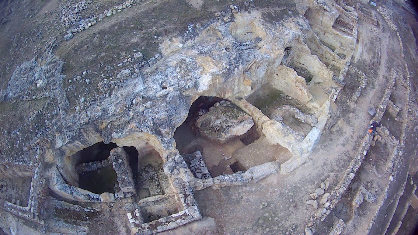 La campaña de mantenimiento del yacimiento arqueológico de Contrebia Leucade ha concluido con importantes novedades como el hallazgo de un lagar en el sector norte. 