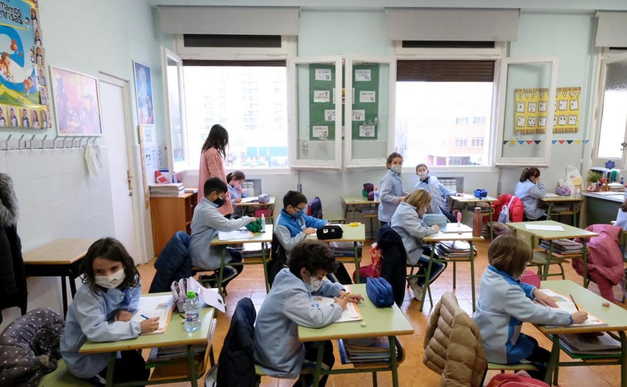 Mascarillas y ventanas abiertas en las aulas, en una imagen del pasado diciembre en un centro educativo riojano. 