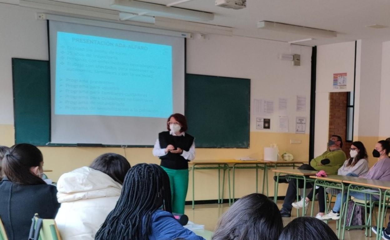 Arancha Sola inició las charlas informativas a futuros profesionales en el centro ETI de Tudela. 