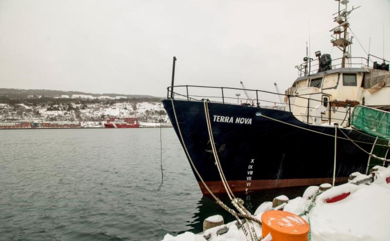 Barco pesquero atracado en el puerto.