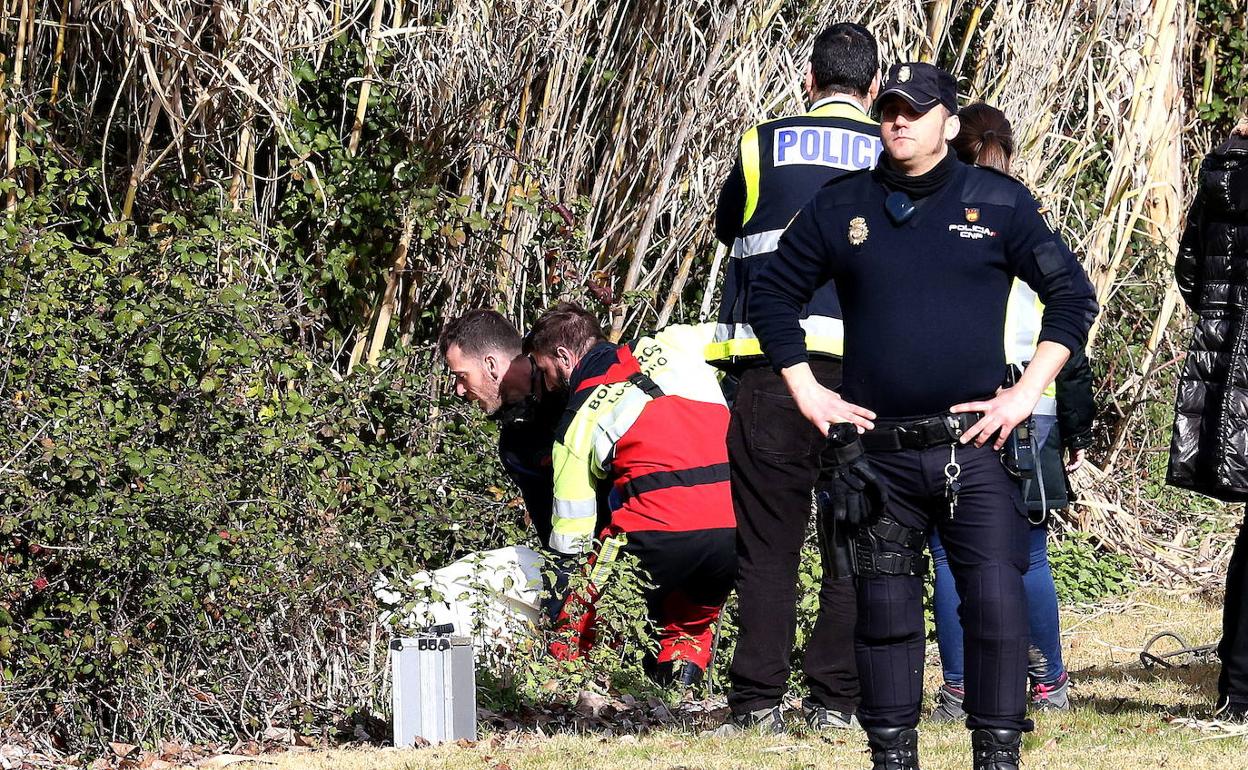 Rescate, de la ribera del Ebro, del cuerpo de Olga Febles. 
