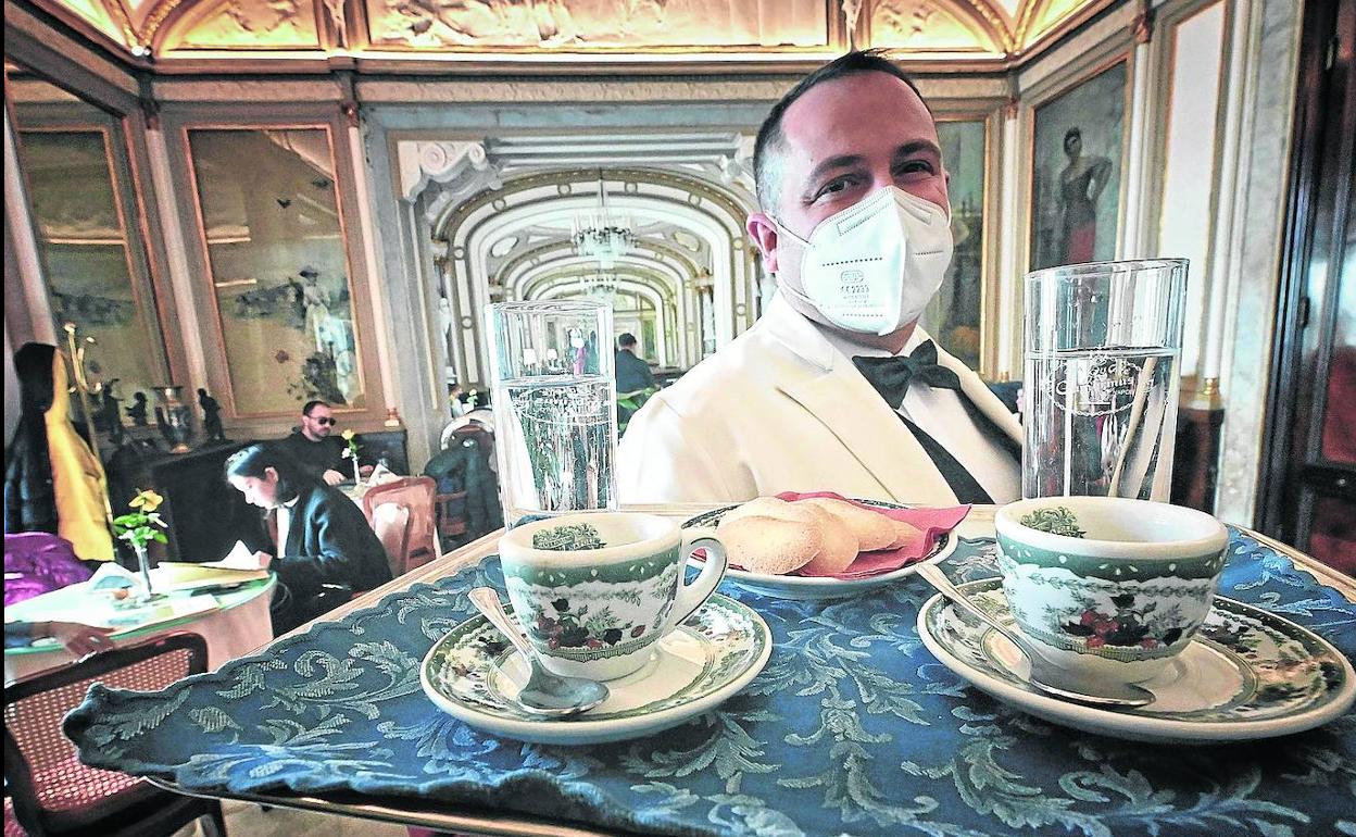 El camarero del café Gambrinus, de Nápoles, lleva en su elegante bandeja dos tazas de café. 