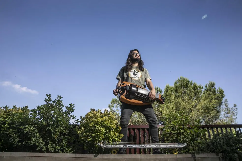 El músico Jorge Garrido toca la zanfona en el parque La Ribera de Logroño. 