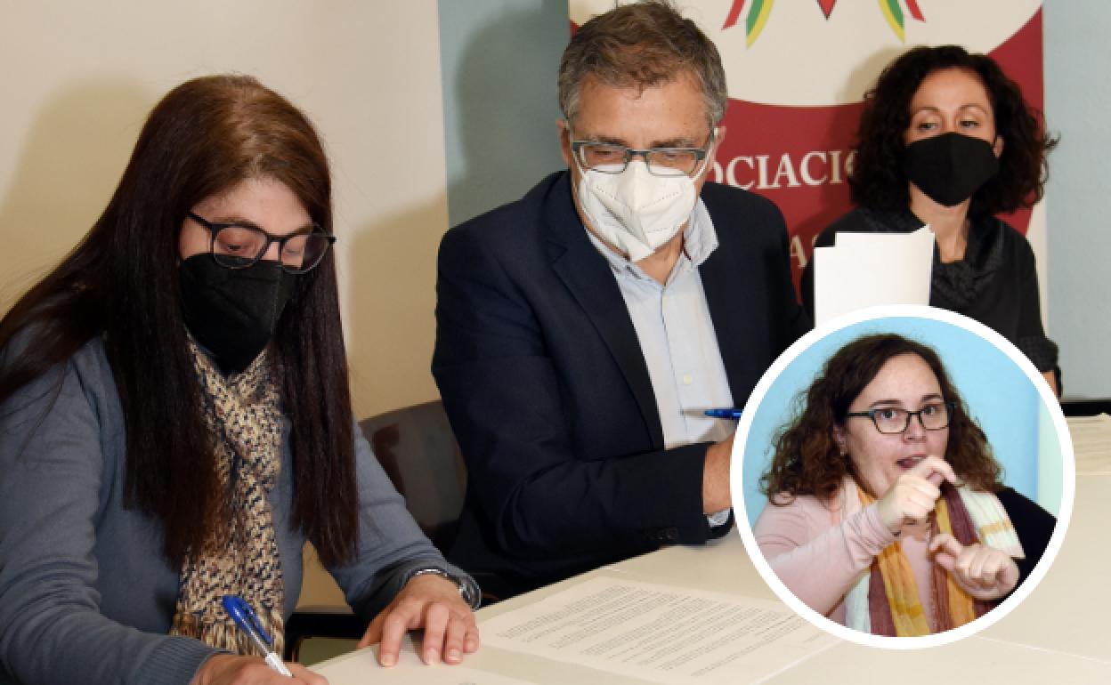 Firma del convenio entre la Asociación de Sordos de La Rioja y la Consejería de Servicios Sociales. 