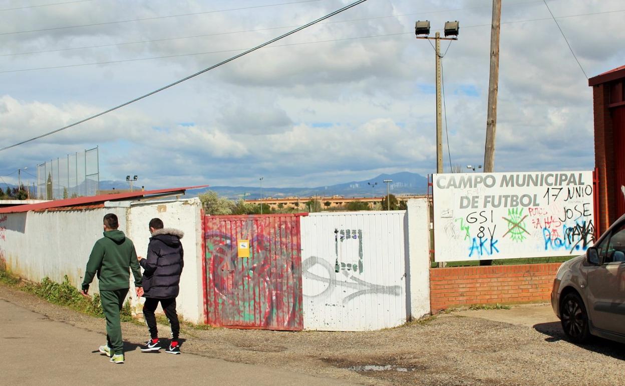 Acceso principal al campo municipal de fútbol Ángel de Vicente de Lardero. 
