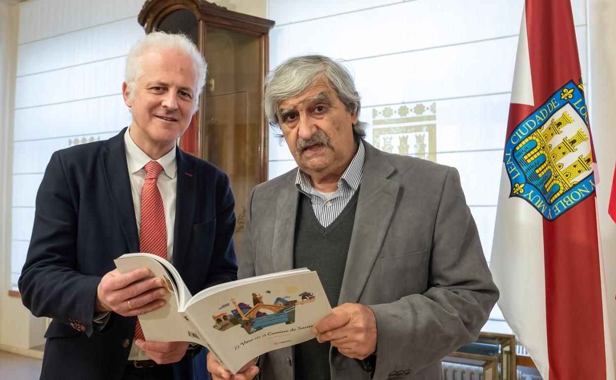 Luis Vicente Elías (d.) y Pablo Hermoso de Mendoza, ayer en el Ayuntamiento de Logroño. 